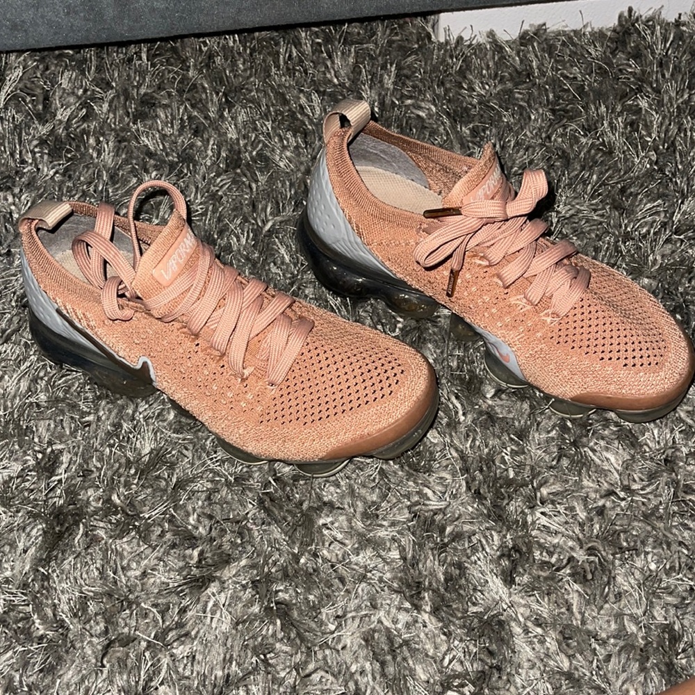 WOMANS NIKE RUNNING SHOES